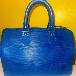 I am selling a real Authentic Louis Vitton bag that comes with a serial number.